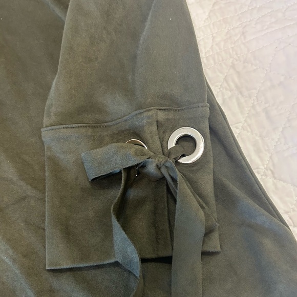 Chico’s Olive Green”Suede”Top. Mock turtleneck.Ties on the 3/4 length sleeves. - Picture 5 of 6